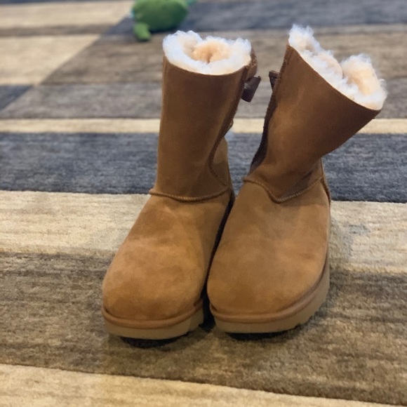 Chestnut Ugg Bow Boots - Picture 3 of 4